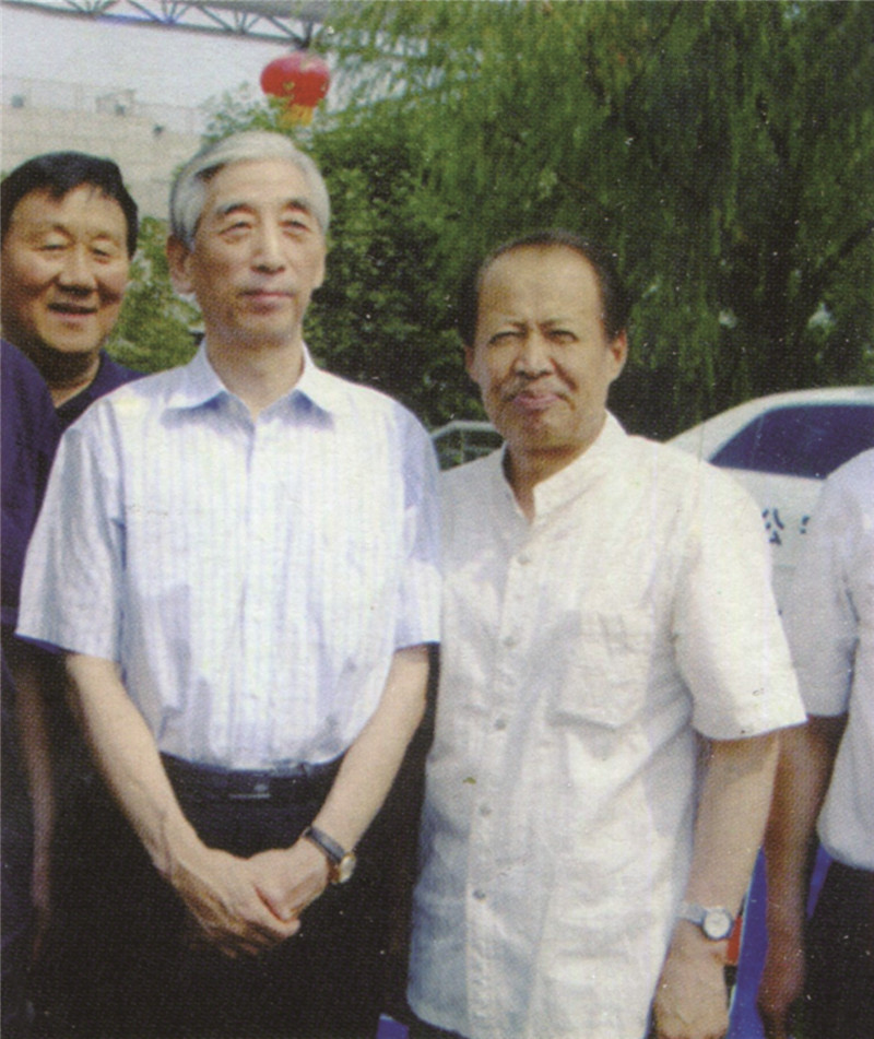与中书协主席张海先生合影左为书法家周�顺先生